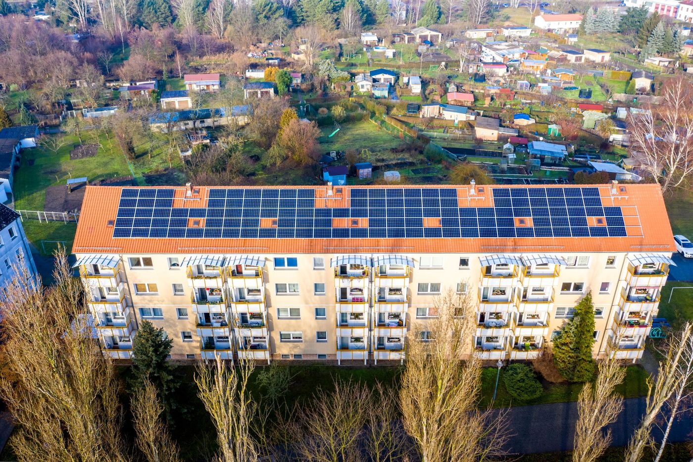 Instalación fotovoltaica en cubierta de bloque residencial